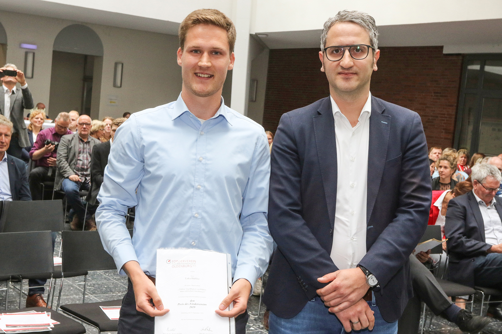 Preisträger Luka Hublitz mit Andreas Fligg vom Verein der Förderer der Fachhochschule Oldenburg e.V.