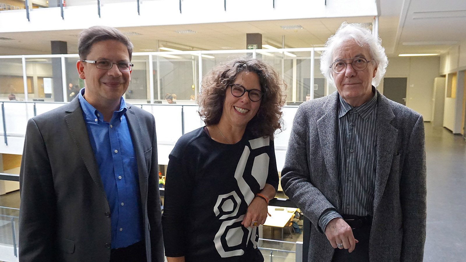 Bild (v.l.): Gregor A. Heussen mit Michael Klafft (Vorsitzender InMWJ) und Carola Schede vom Institut für Medienwirtschaft und Journalismus. (Foto: Annalena Buchholz/Jade HS)
