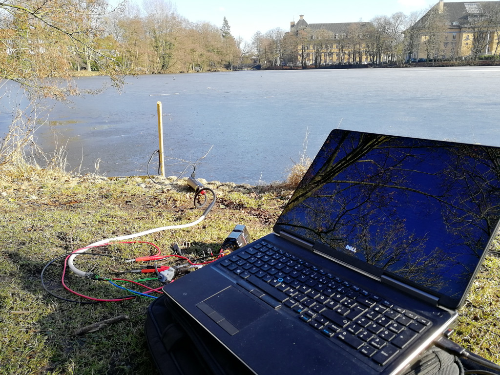 Datenaufnahme am Teich bei der Dobbenwiese (Foto: Jade HS)