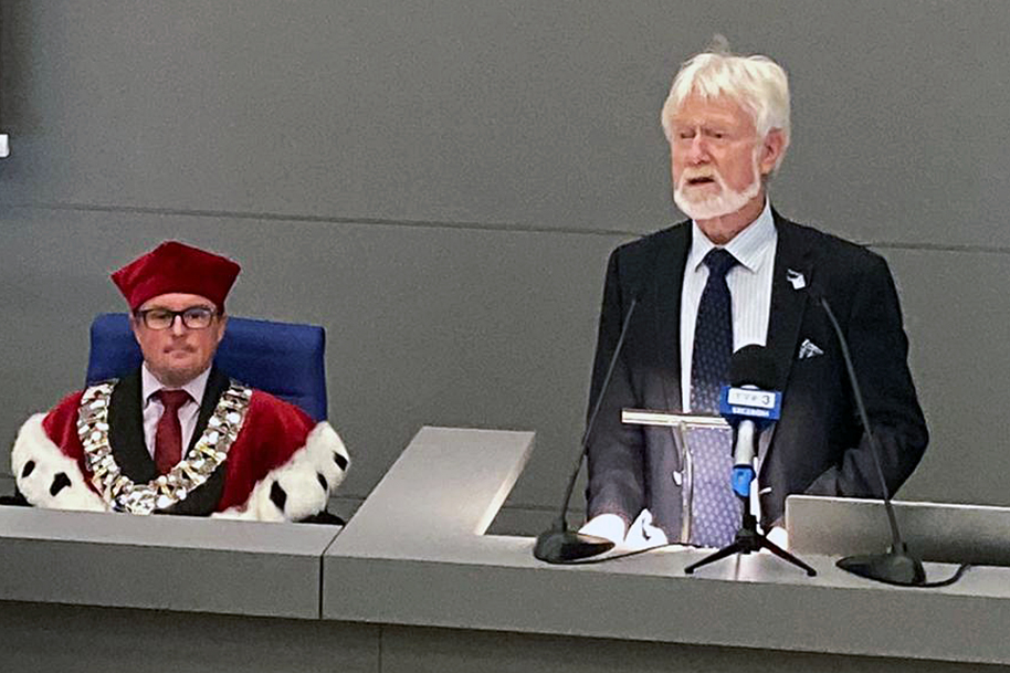 Prof. emer. Dr. Carsten Ahrens hielt eine Rede bei der Verleihung in polnischer Sprache (Foto: privat)