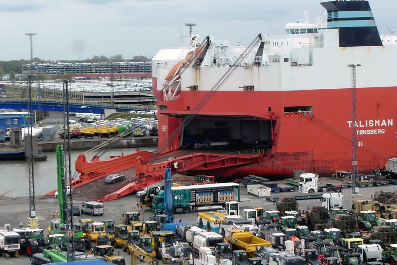 BLG-Autoterminal in Bremerhaven: Umschlag von schwerer rollender Ladung