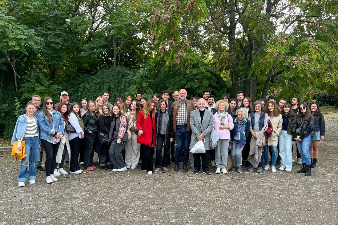 Birgit Remuss (Mitte) und die anderen Workshopteilnehmer_innen besuchten das UNESCO-Weltkulturerbe, die Ausgrabungsstätte Vergina.