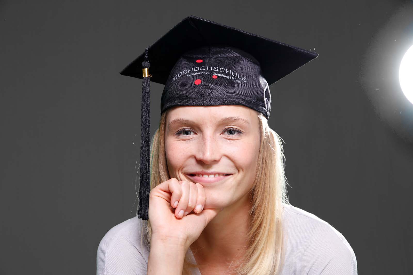 585 Studierende schließen Studium erfolgreich ab