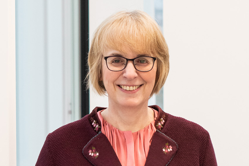 Prof. Dr. Juliane Benra lehrt am Fachbereich Ingenieurwissenschaften und ist seit 2020 Vizepräsidentin für Internationales, Digitalisierung und Mediensysteme. (Foto: Andreas Rothaus/JadeHS)