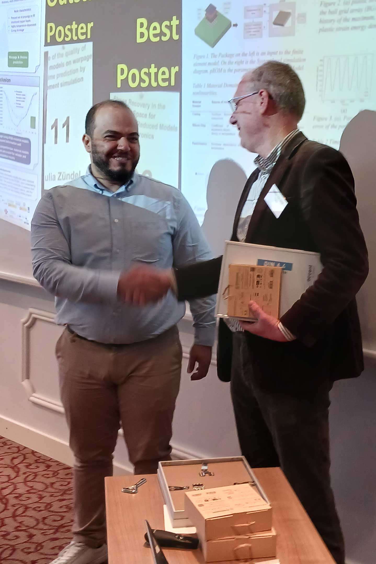 Ibrahim Zawra erhielt die Auszeichnung von Prof. Dr. Wilhelm van Driel (Foto: O. de Saint Leger/EuroSimE)