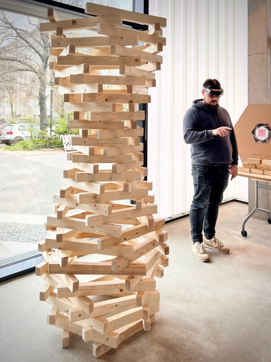 Die parametrisch entworfene Holzskulptur (Foto: Jade HS)