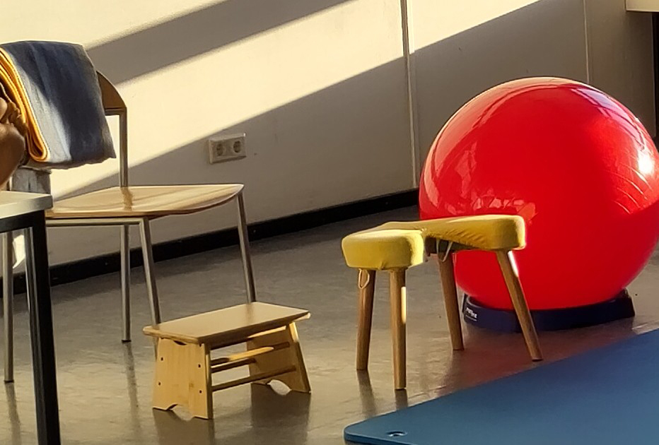 Materialien für verschiedene Gebärpositionen: Fußbank, Geburtshocker, Gymnasstikball und Yogamatte (Foto: Oda von Rahden, Jade HS)