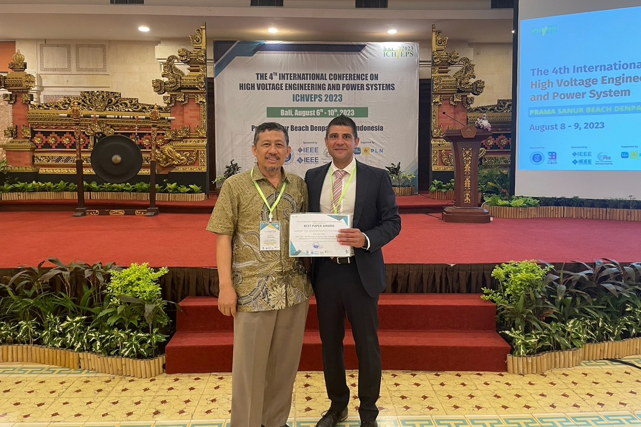 Prof. Dr. Suwarno (li.), General Chairman der ICHVEPS 2023 und Prof. Dr.-Ing Sebastian Azer auf der Preisverleihung in in Denpasar, Indonesien (Foto: Jade HS)