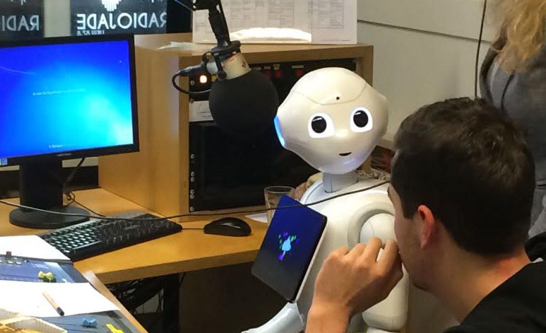 Roboter Pepper wurde für die Radiosendung über die Zukunft interviewt. Foto: Nahid Dawood/Jade HS