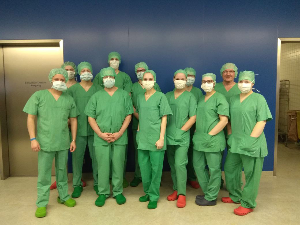 Neben dem Besuch im Operationssaal des Klinikums Bogenhausens konnten die Studierenden ein System zur transkranialen Magnetstimulation besichtigen. Foto: Jade HS