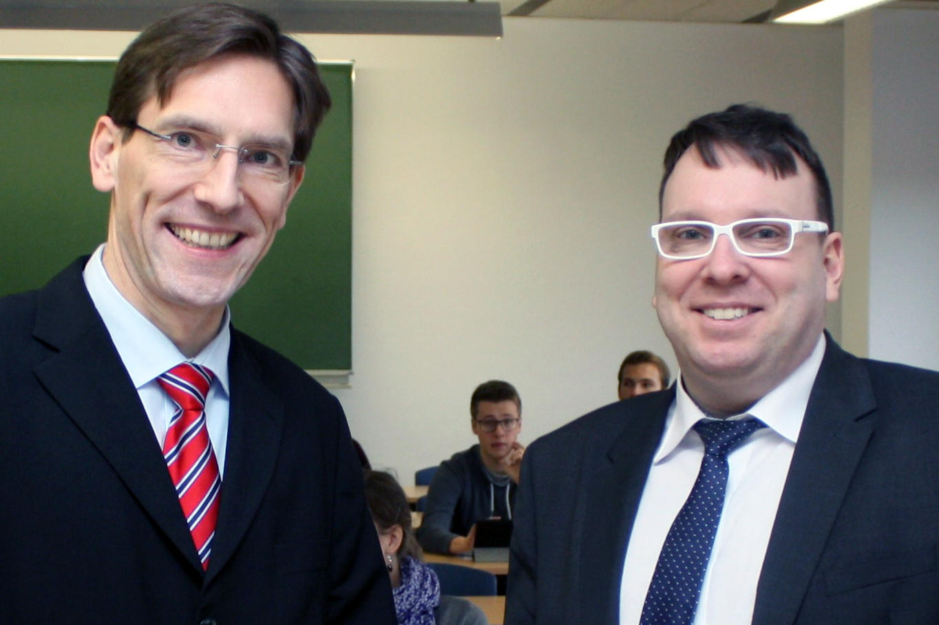 Auf Einladung von Prof. Dr. Stefan Janßen (li.) referierte Henning Riediger von der Deutschen Bundesbank an der Jade Hochschule. Foto: Jade HS