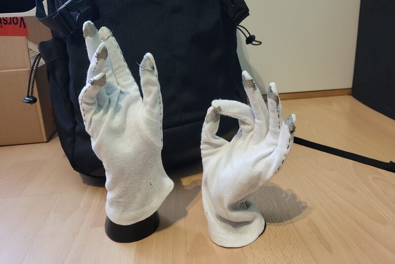 Studentin entwickelt Handschuhe für sehbehinderte Menschen