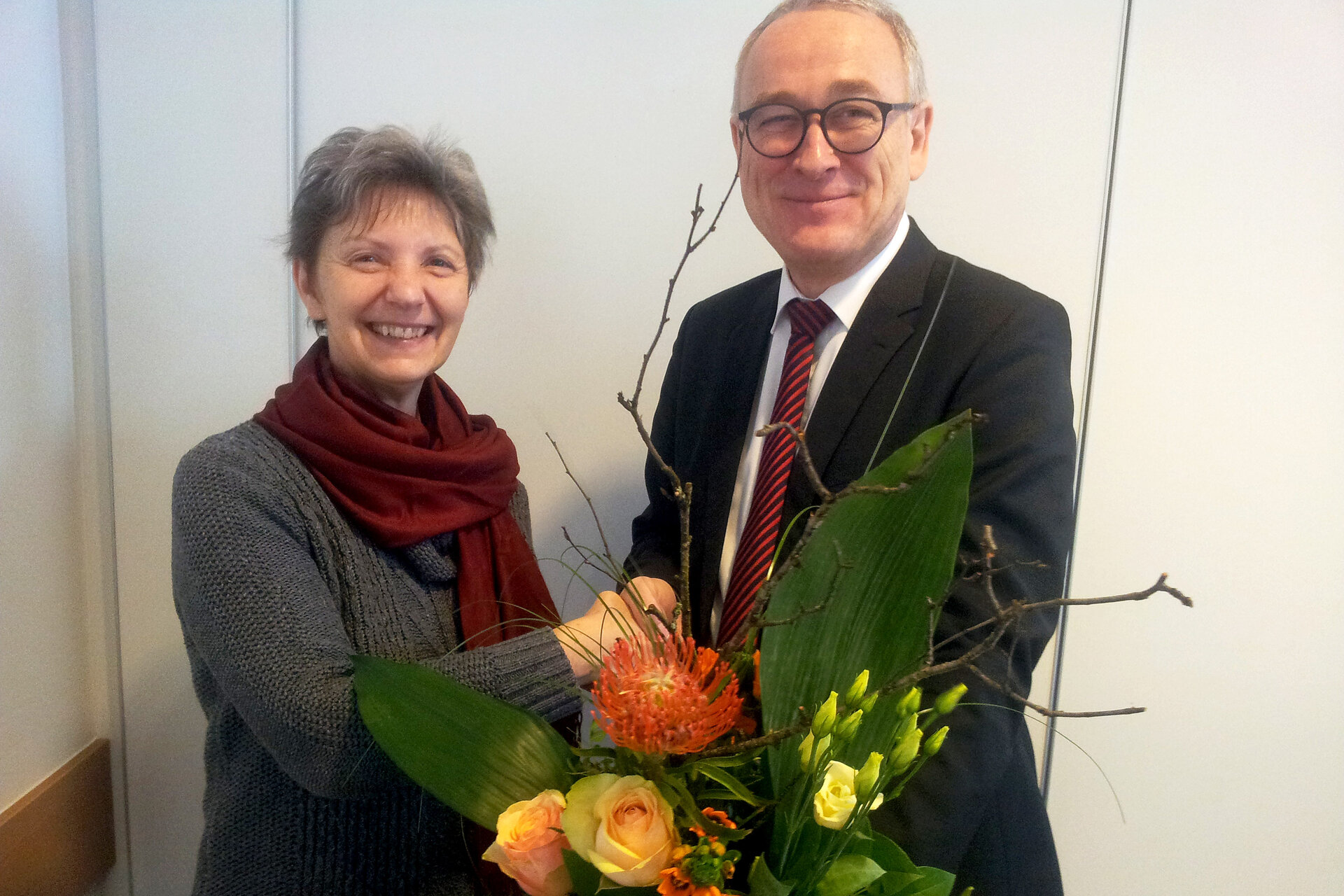 Hochschulpräsident Prof. Dr. Manfred Weisensee verabschiedete Prof. Carola Becker in den Ruhestand.
