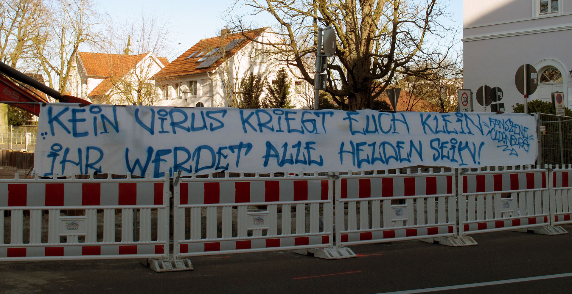 Banner gegenüber des Evangelischen Krankenhauses Oldenburg (Foto: Jade HS/Katrin Keller)