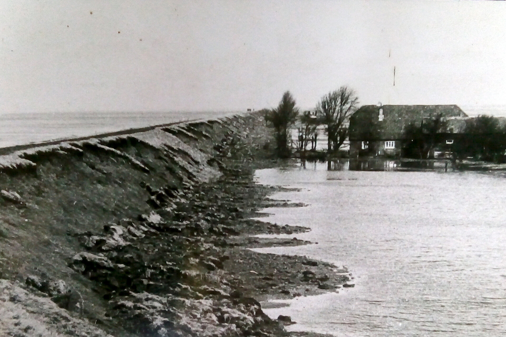 Die "Große Sturmflut" traf am 16. Februar 1962 auf die Nordseeküste, zerstörte Deiche und führte zu Überschwemmungen in vielen Küstengebieten. 