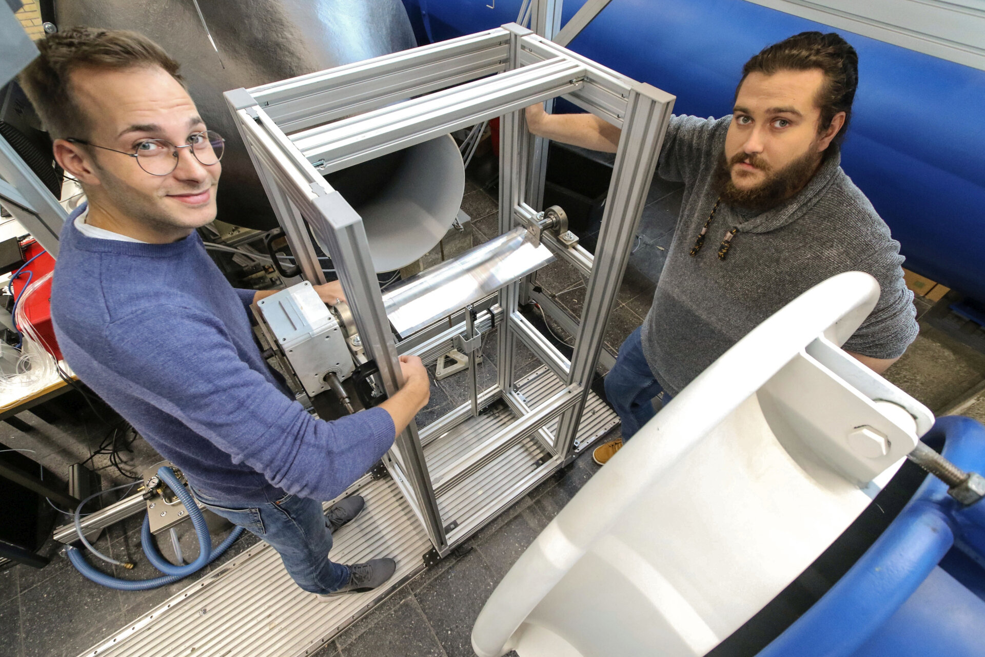 Die wissenschaftlichen Mitarbeiter Christoph Million (li.) und Konrad Hartung untersuchten im Windkanal die Profilausschnitte von Turbomaschinen. Foto: Piet Meyer/Jade HS