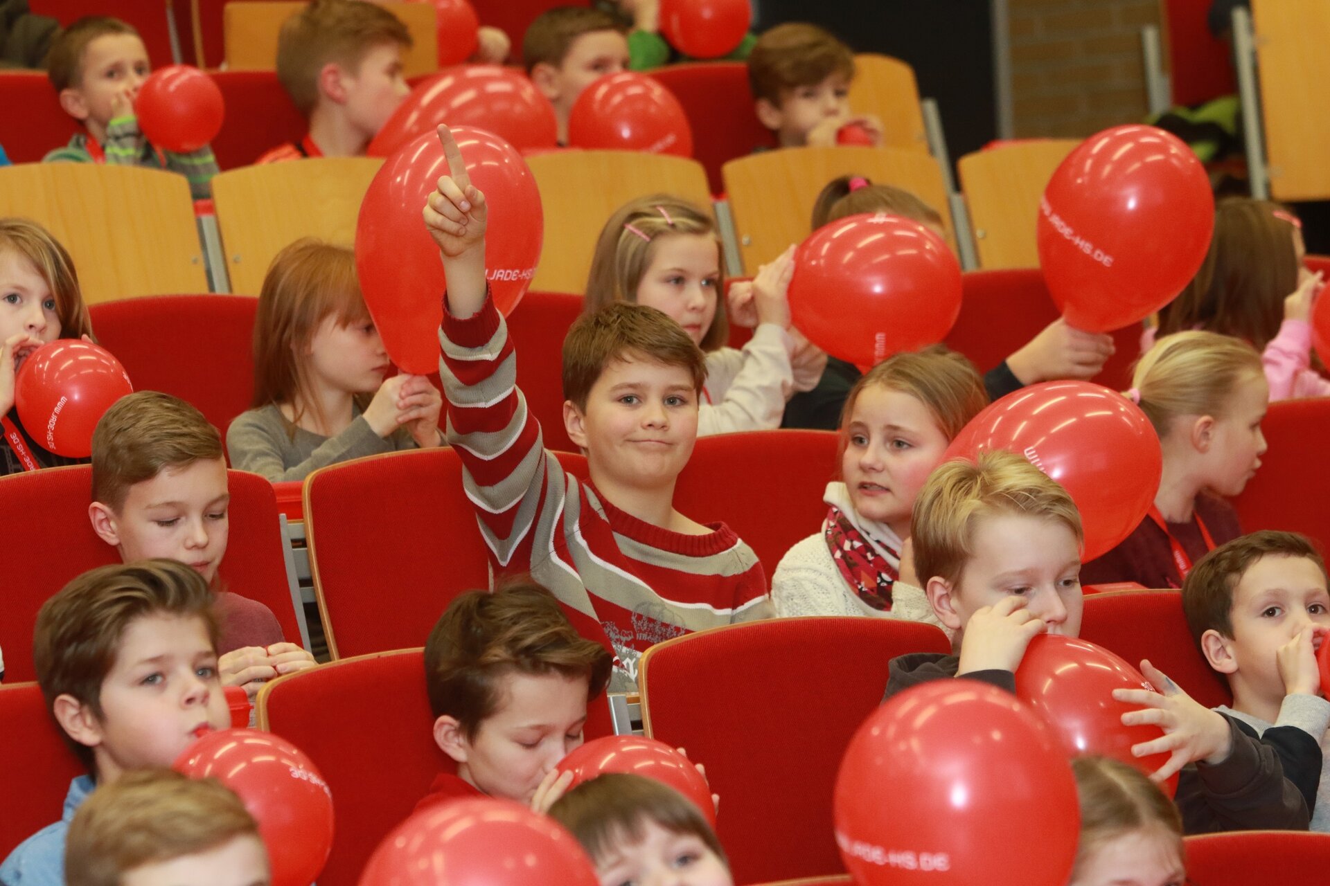 Volle Reihen im großen Hörsaal der Jade Hochschule: Die Kinder stellen wissbegierig ihre Fragen. Foto: Jade HS/Piet Meyer