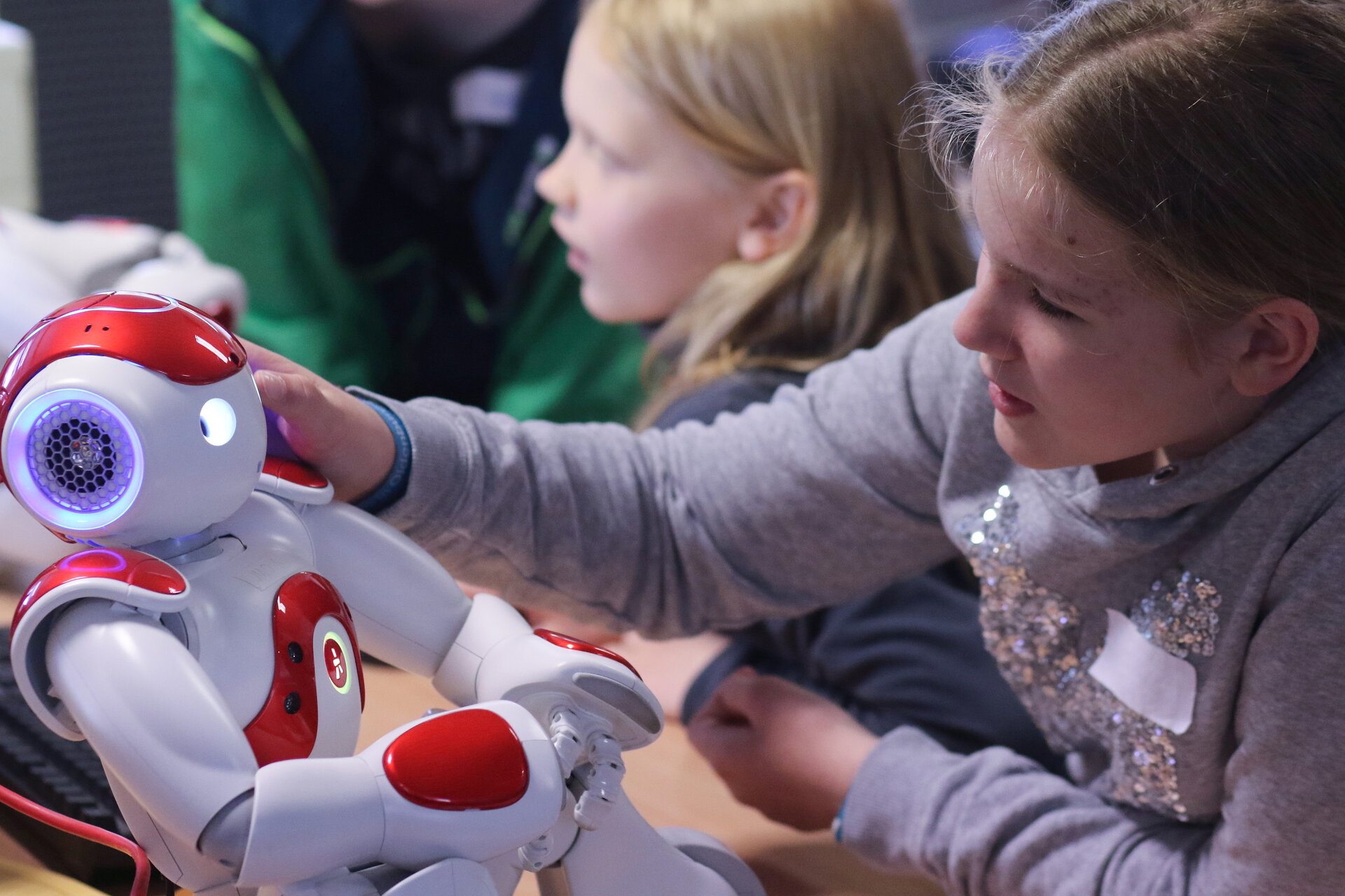 Die Teilnehmerinnen experimentierten mit Technologien, die Menschen im Alltag helfen können - und programmierten einen Roboter. Foto: Piet Meyer/Jade HS