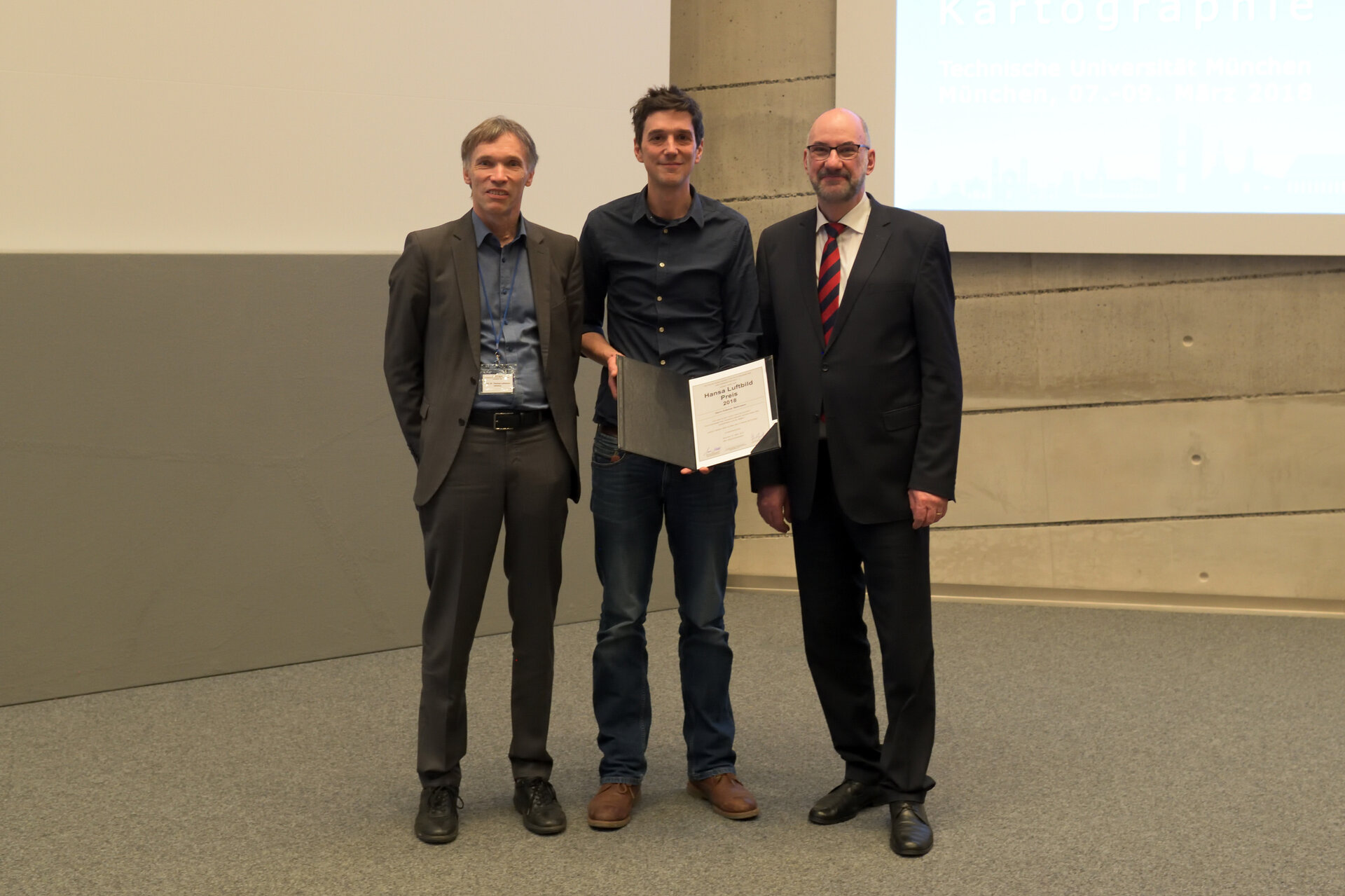 Preisverleihung (v.li.): Prof. Dr. Thomas Luhmann, Folkmar Bethmann und Dr. Paul Hartfiel (Vorstandsmitglied Hansa Luftbild). Foto: Alexander Hanel