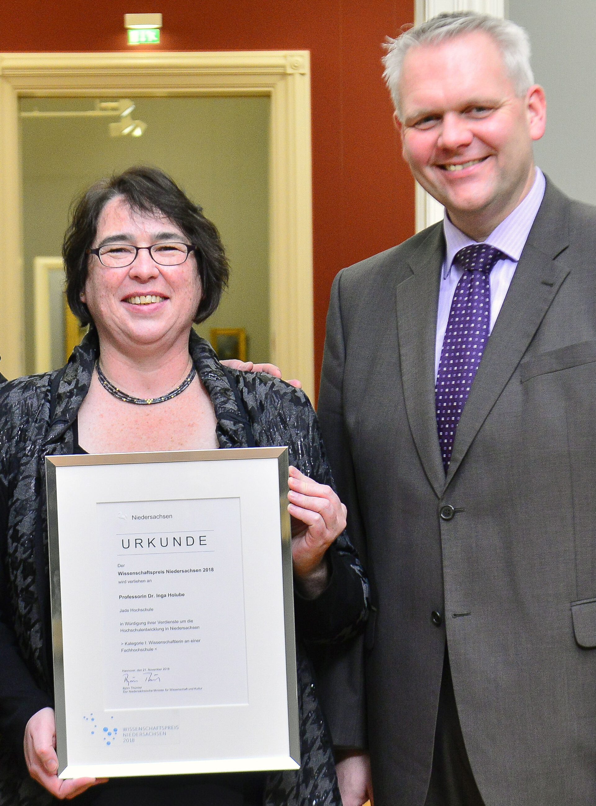 Niedersachsens Wissenschaftsminister Björn Thümler übergab die Auszeichnung an Prof. Dr. Inga Holube. Foto: MWK/Tom Figiel