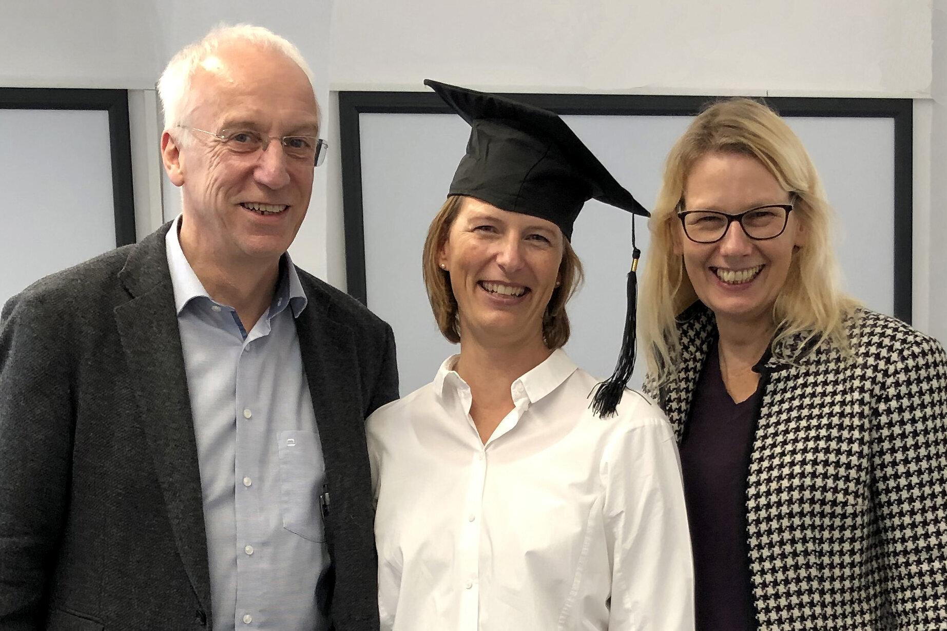 Melanie Hellwig (Mitte) mit ihren beiden Prüfern/Betreuern Prof. Dr. Markus Behmer und Prof. Dr. Andrea Czepek. Foto: Carlson Hellwig