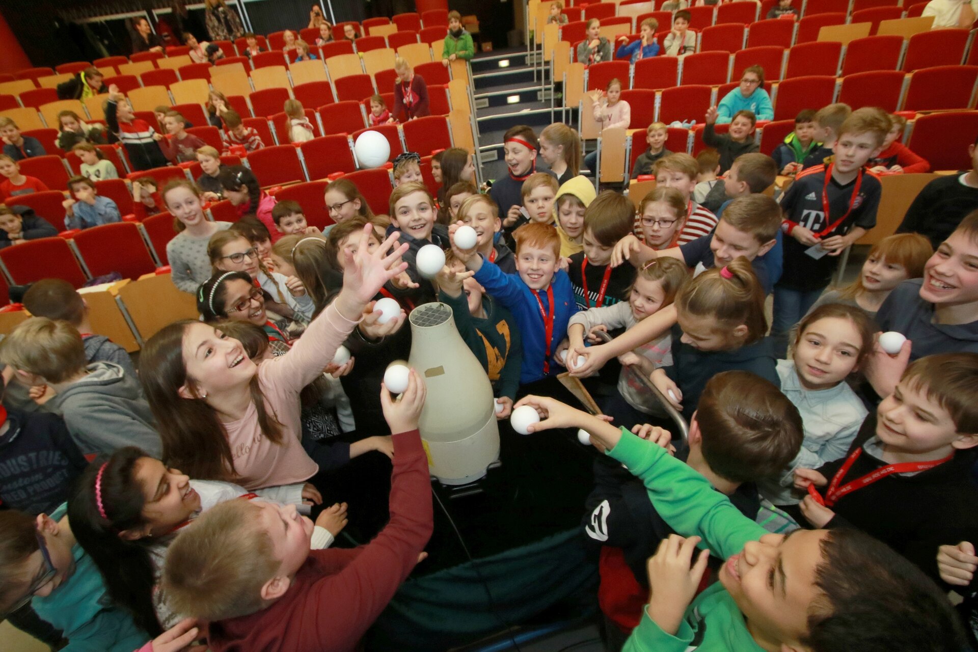 Im Versuch durften die Kinder selbst testen, ob Karl, der Styroporball fliegen kann. Foto: Jade HS/Piet Meyer