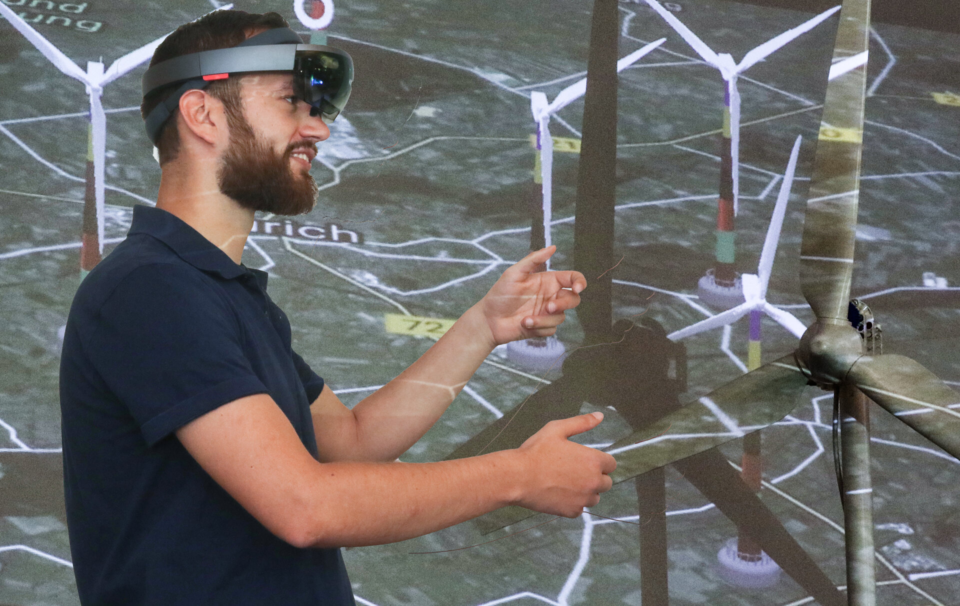 Um Produktionsprozesse in einem Windenergiepark zu steuern ist nicht mehr viel nötig: Die Brille, die sogenannte „HoloLens“, reicht aus. Die Steuerung erfolgt nur über die Hände des Nutzers. Foto: Jade HS/Piet Meyer
