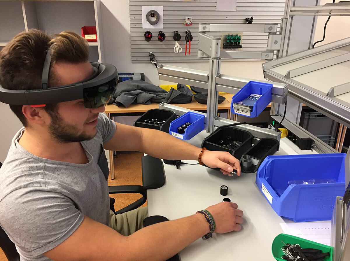 Wirtschaftsingenieurwesen-Student Sven Bunje arbeitet mit AR-Brille (Augmented Reality) am neuen ergonomischen Arbeitsplatz. (Foto: Jade HS)