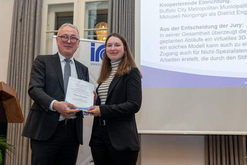 Junge Ingenieurin am Anfang ihrer beruflichen Laufbahn überzeugt Jury