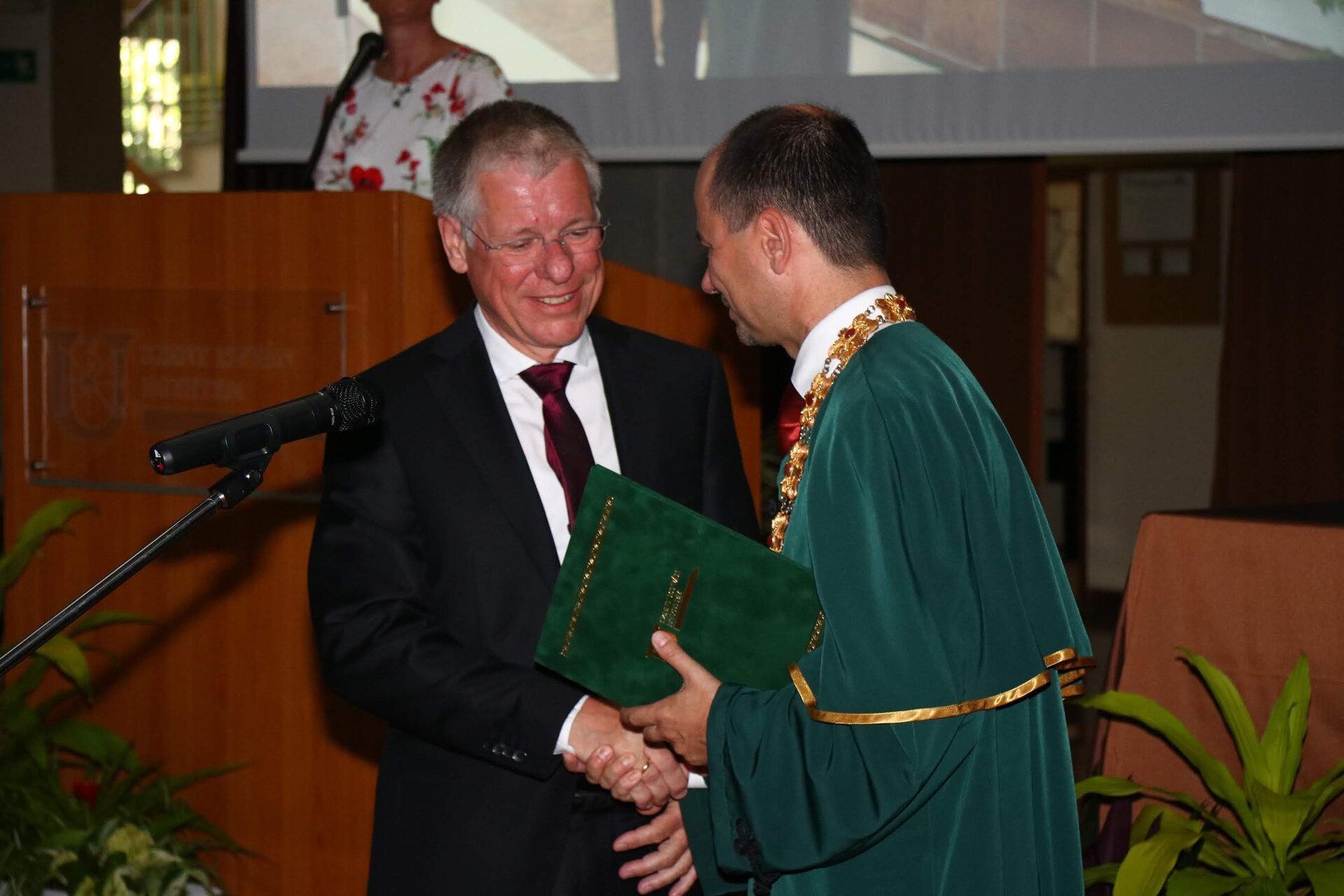 Dr. László Kátai (re), Dekan der Fakultät Maschinenbau an der SIU, überreichte die Urkunde im Rahmen einer Graduierungsfeier.