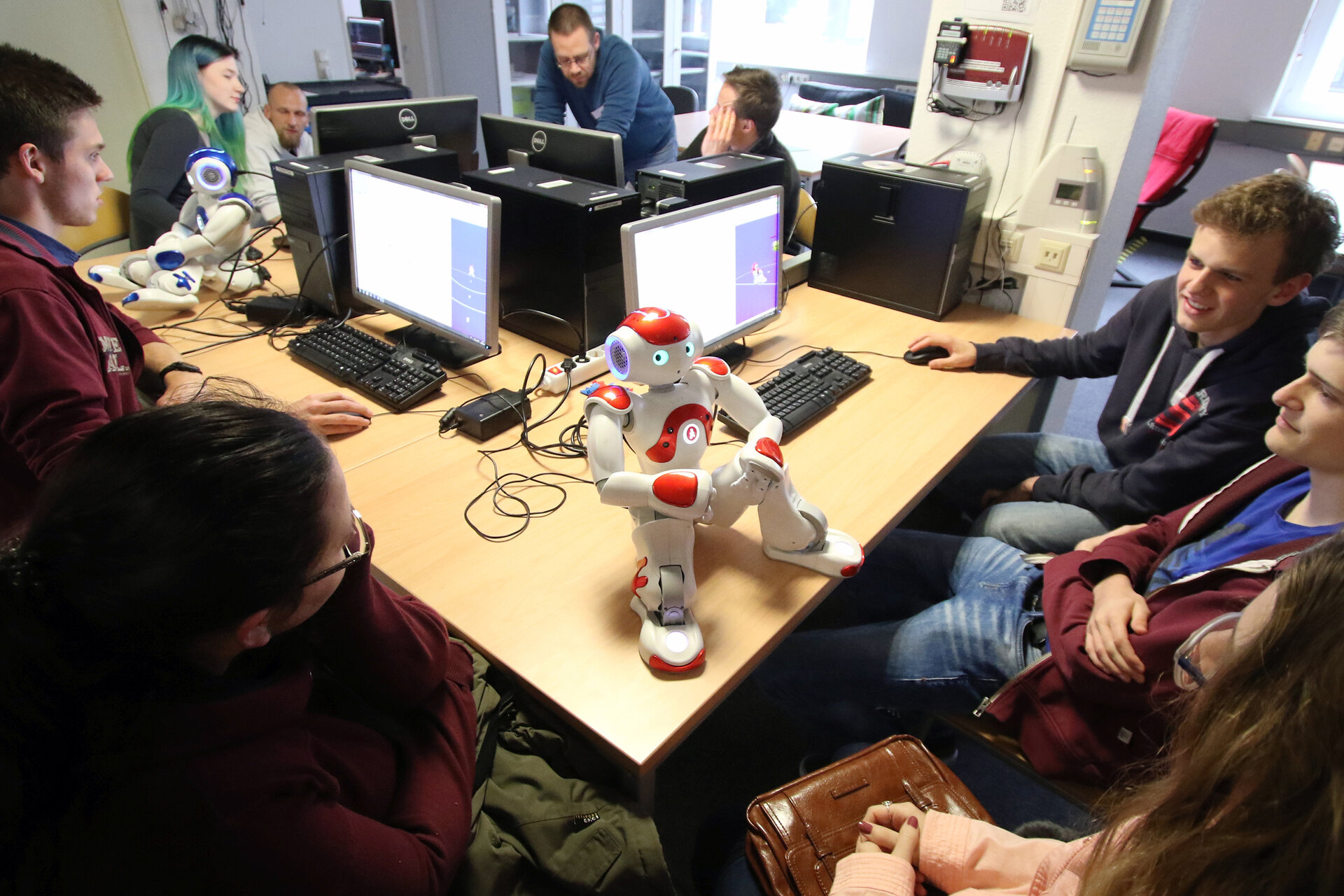 Assistive Technologien: Studierende der „Assistiven Technologien“ lernen, den menschähnlichen Roboter NAO zu programmieren. Foto: Piet Meyer/Jade HS