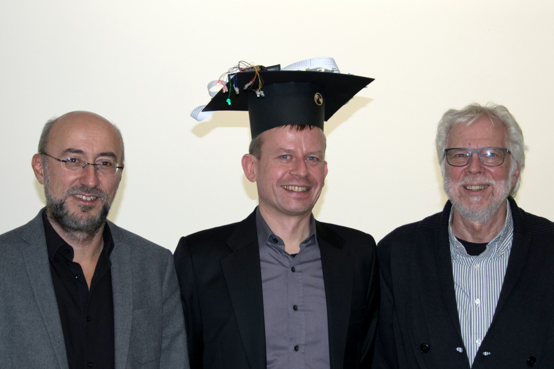 Dr. Peter Lorkowski (mitte) und seine „Doktorväter“ Prof. Dr. Thomas Brinkhoff (li.) und Prof. Dr. Manfred Ehlers (re.) Foto: Heidi Hastedt/Jade HS