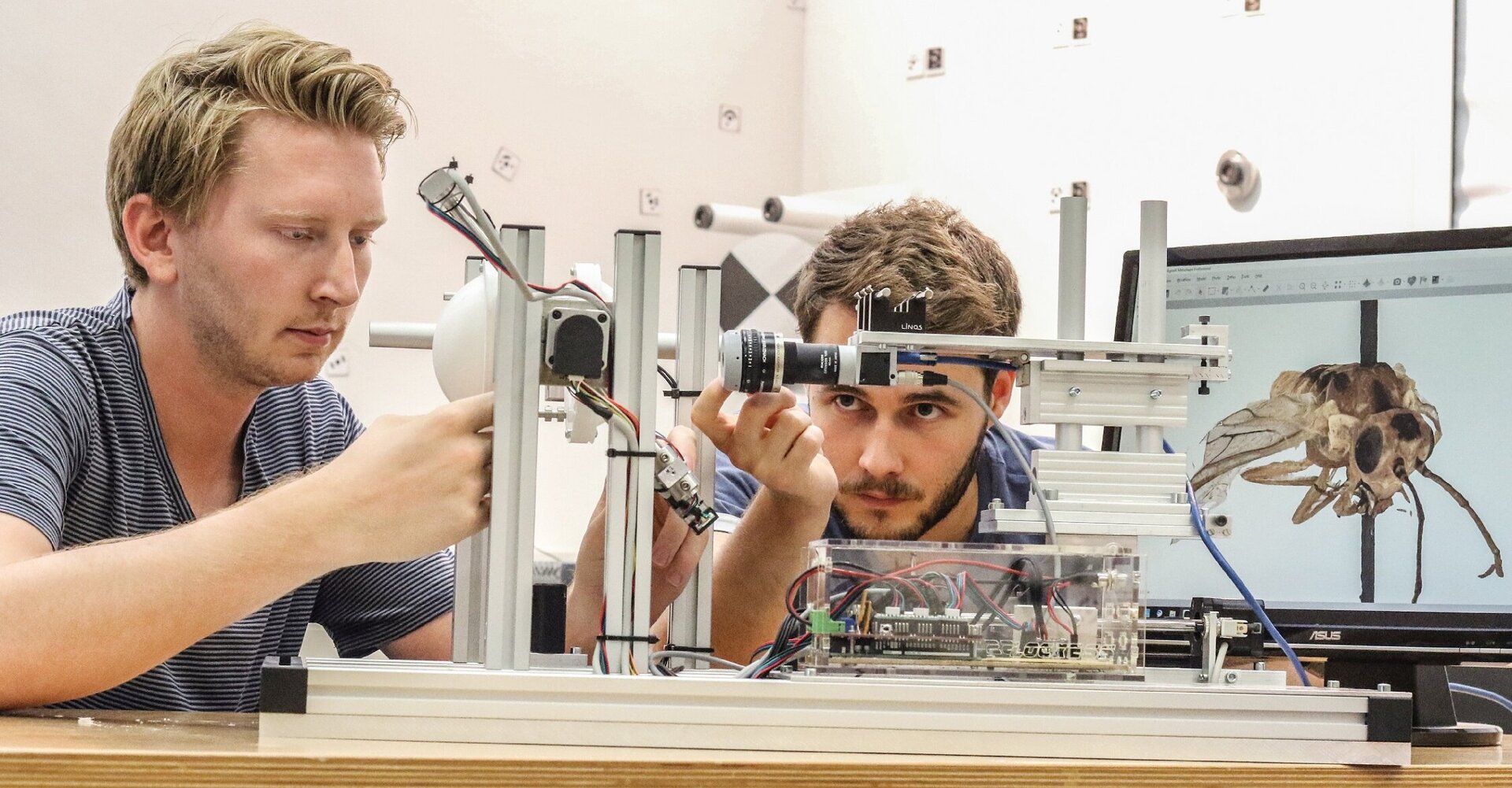 Die Master-Studenten Niklas Haase (li.) und Paul Kalinowski (re.) entwickelten den Insektenscanner im Labor für optische 3D-Messtechnik der Jade Hochschule weiter. Fotos: Piet Meyer/Jade HS