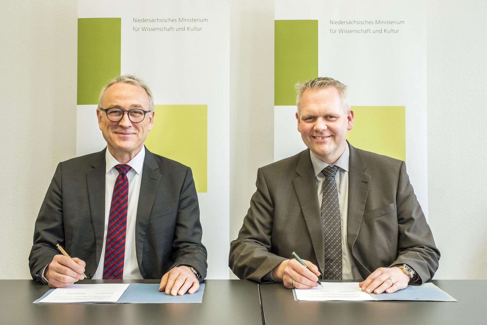 Hochschulpräsident Prof. Dr. Manfred Weisensee (li.) und Wissenschaftsminister Björn Thümler unterzeichnen die Zielvereinbarungen. Foto: Stefan Koch