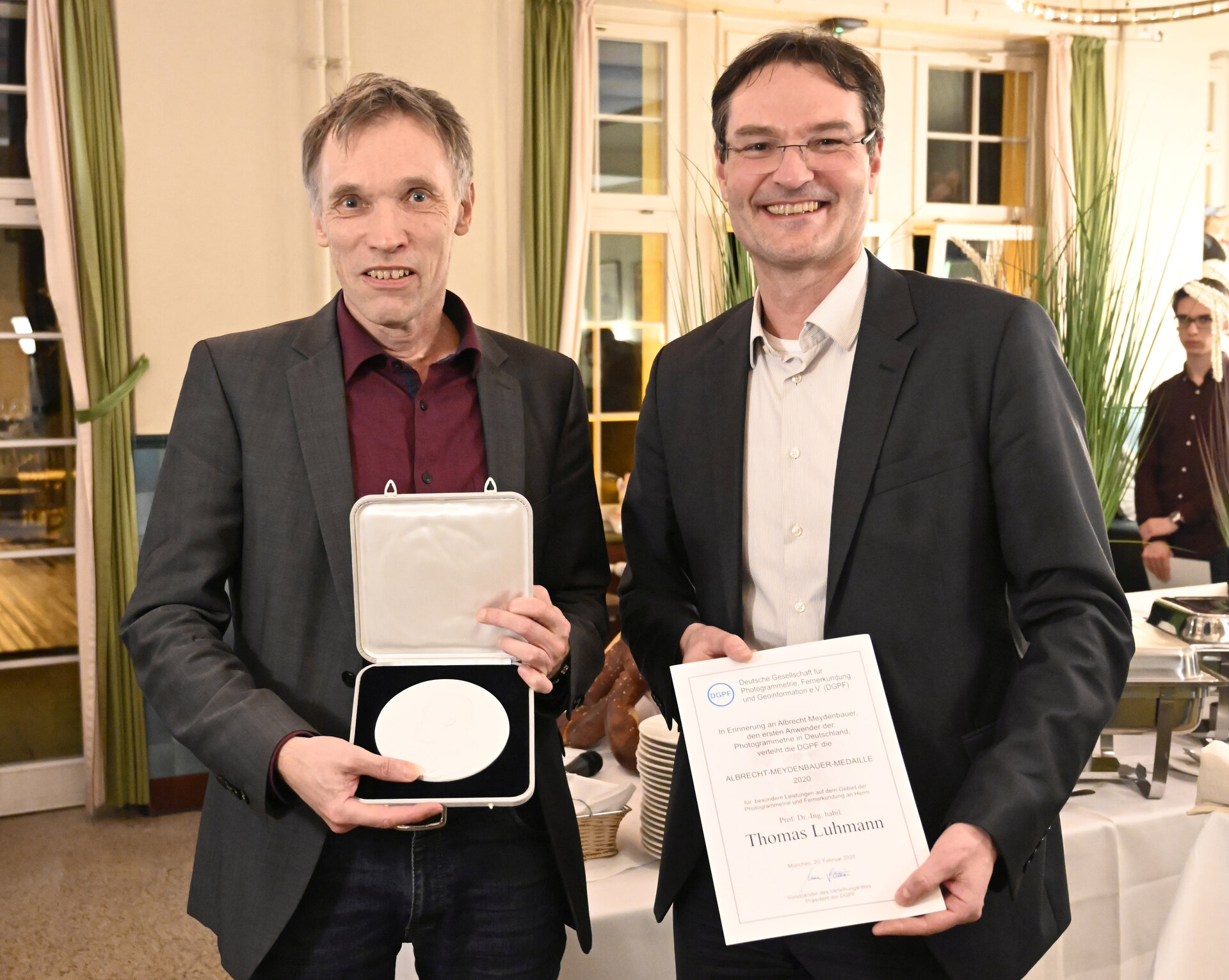 Prof. Dr. Uwe Sörgel (re.), Präsident der Deutschen Gesellschaft für Photogrammetrie, Fernerkundung und Geoinformation übergab die Auszeichnung an Prof. Dr. Thomas Luhmann. (Foto: Tobias Bolz)
