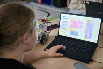 Mädchen entdecken die Welt der Robotik