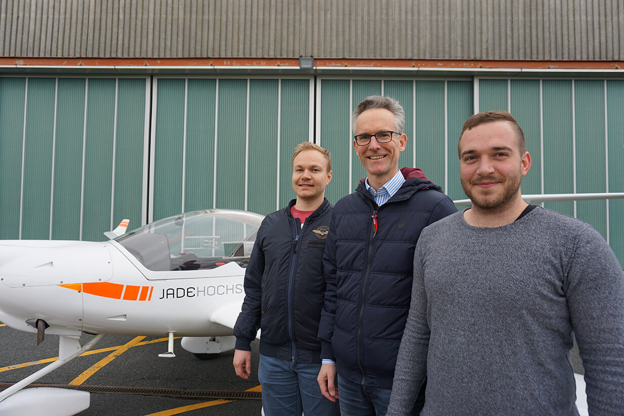 Prof. Dr.-Ing. Jens Wellhausen (Mitte) mit Pascal Janßen (links) und Martin Kumm auf dem Flugplatz in Mariensiel. Foto: Jade Hochschule