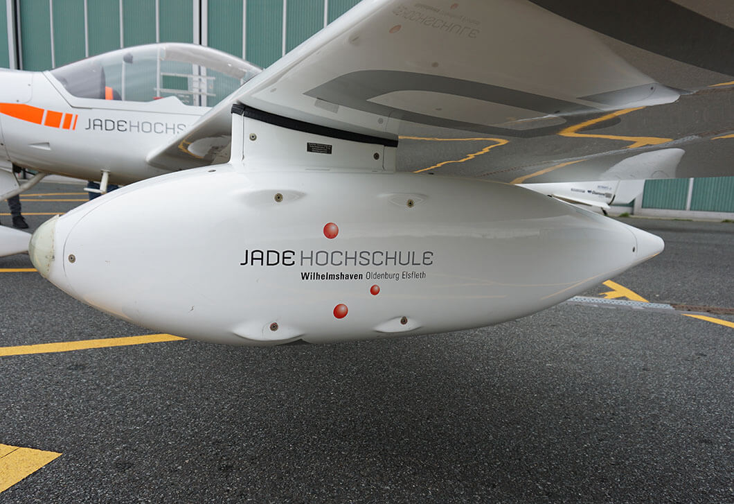 Die Messtechnik sowie Teile der technischen Infrastruktur des Forschungsflugzeugs werden in zwei Außenlastbehältern transportiert. Foto: Jade Hochschule