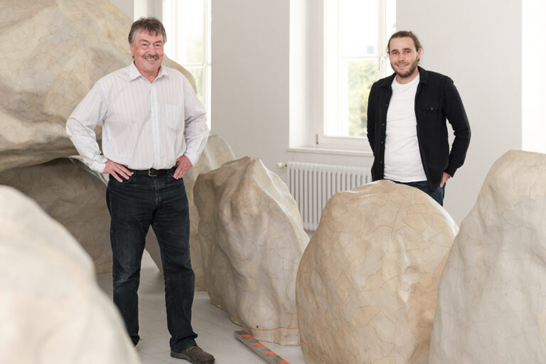 Paul Kalinowski mit Dr. Frank Both im Landesmuseum für Natur und Mensch. Foto: Hendrik Reinert