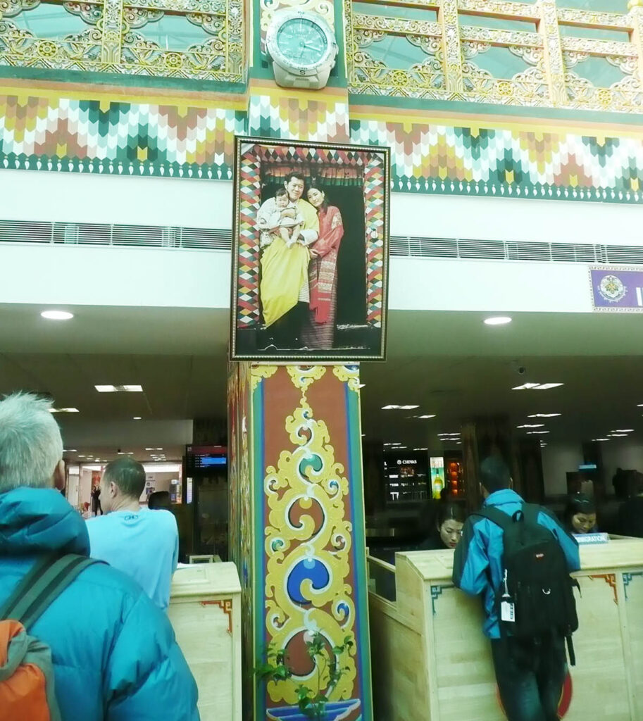 Ein Foto der Königsfamilie bei der Registrierung für Einreisende am bhutanesischen Hauptflughafen in Paro.
