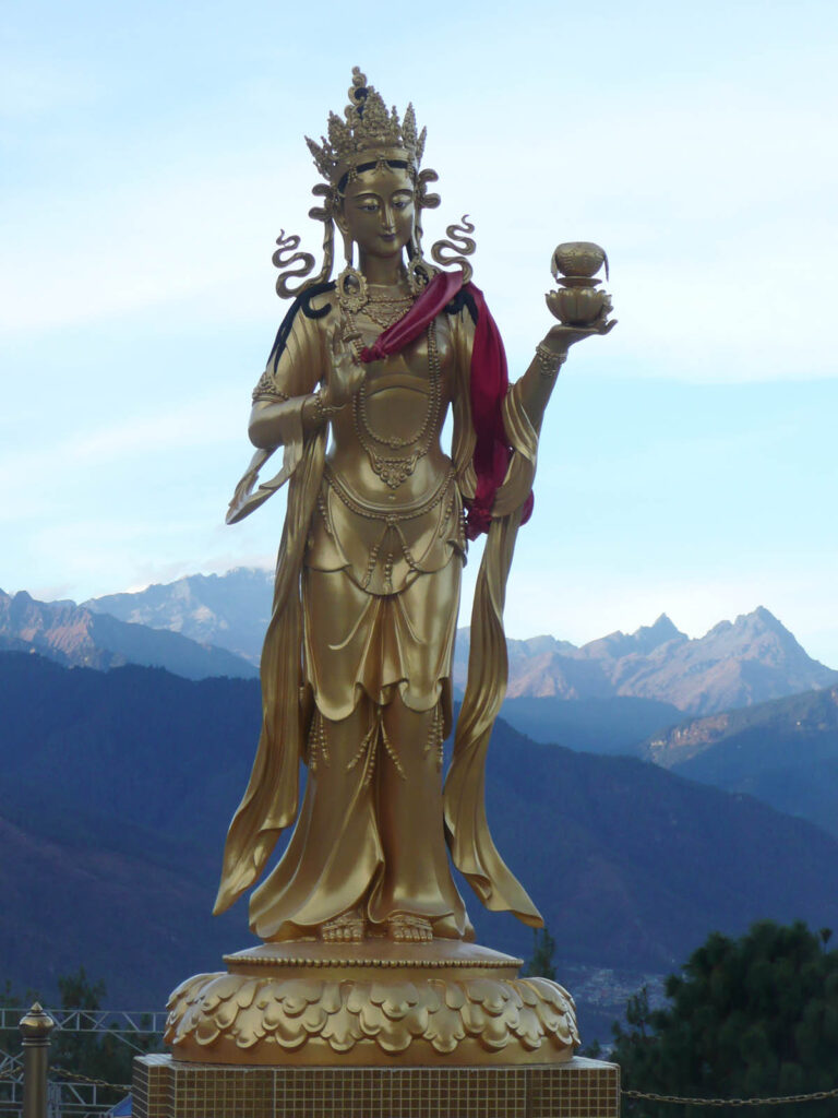 Eine Vielzahl vergoldeter bhuddistischer Statuen weisen in Bhutan auf die Staatsreligion hin.