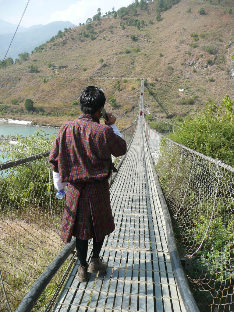 Ein bhutanesischer Journalist in der traditionellen Kleidung, die zu tragen alle Bediensteten des Landes und auch Journalist_innen angehalten sind.