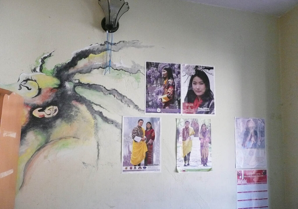 Poster der Königsfamilie an der Wand eines Redaktionsraums.