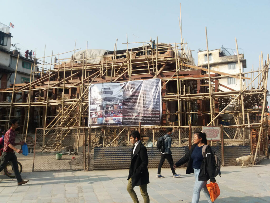 Durch das große Erdbeben von 2015 wurden viele Kulturdenkmäler in Nepal zerstört. Seither finden mit internationaler Hilfe zahlreiche Renovierungsarbeiten statt, wie hier am Durbar Square in Kathmandu.