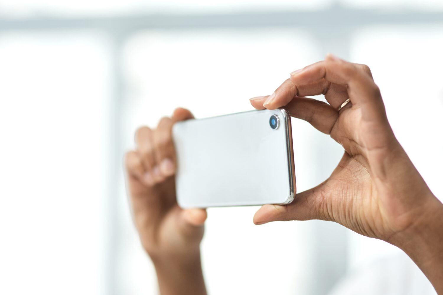 Fotografieren gehört zu den beliebten Funktionen von Smartphones. Foto: PeopleImages/iStock
