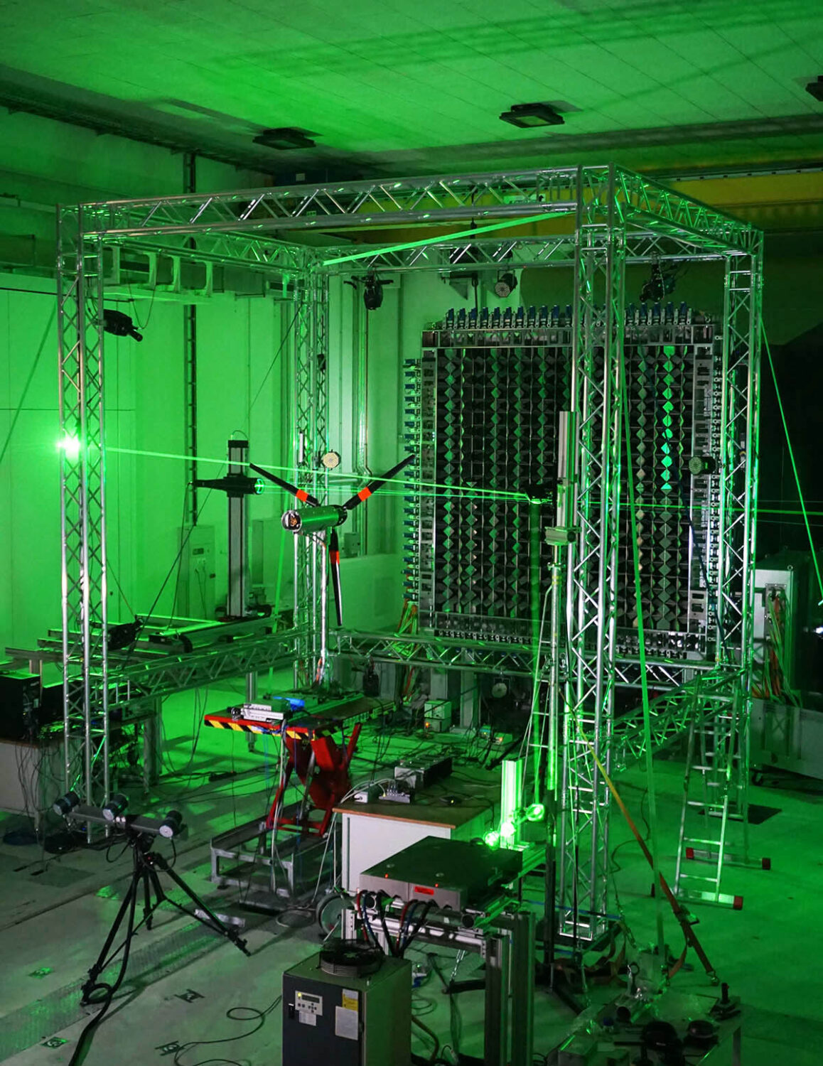 Für den Versuch sind zwei optische Messsysteme und eine Modellwindkraftanlage vor dem Turbulenzgenerator (aktives Gitter) aufgebaut. Foto: Lars Kröger
