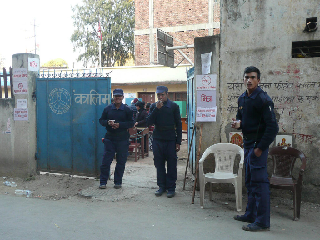 Wachposten vor einem Wahllokal in Nepal.